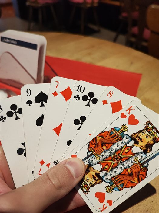 Kartenspiel in der Kneipe